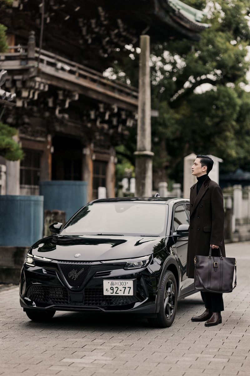 サイズ：全長4195×全幅1780×全高1585mm、車両重量：1580kg、駆動方式：FF、システム最高出力：100kW。4200000円〜［車両本体価格］〈アルファ ロメオ／アルファ コンタクトTel:0120-779-159〉バッグ［H40×W42×D10cm］379500円、ブーツ209000円、コート896500円、セーター184800円、パンツ141900円〈すべてラルフ ローレン パープル レーベル／ラルフローレンTel:0120-3274-20〉