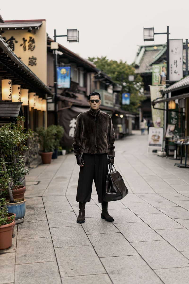 バッグ［H35×W42.5×D30cm］759000円、ブーツ297000円、ブルゾン1650000円、セーター198000円、パンツ308000円、グローブ137500円〈すべてジョルジオ アルマーニ／ジョルジオアルマーニ ジャパンTel:03-6274-7070〉サングラス57750円〈ジョルジオ アルマーニ／ルックスオティカジャパン カスタマーサービスTel:0120-990-307〉