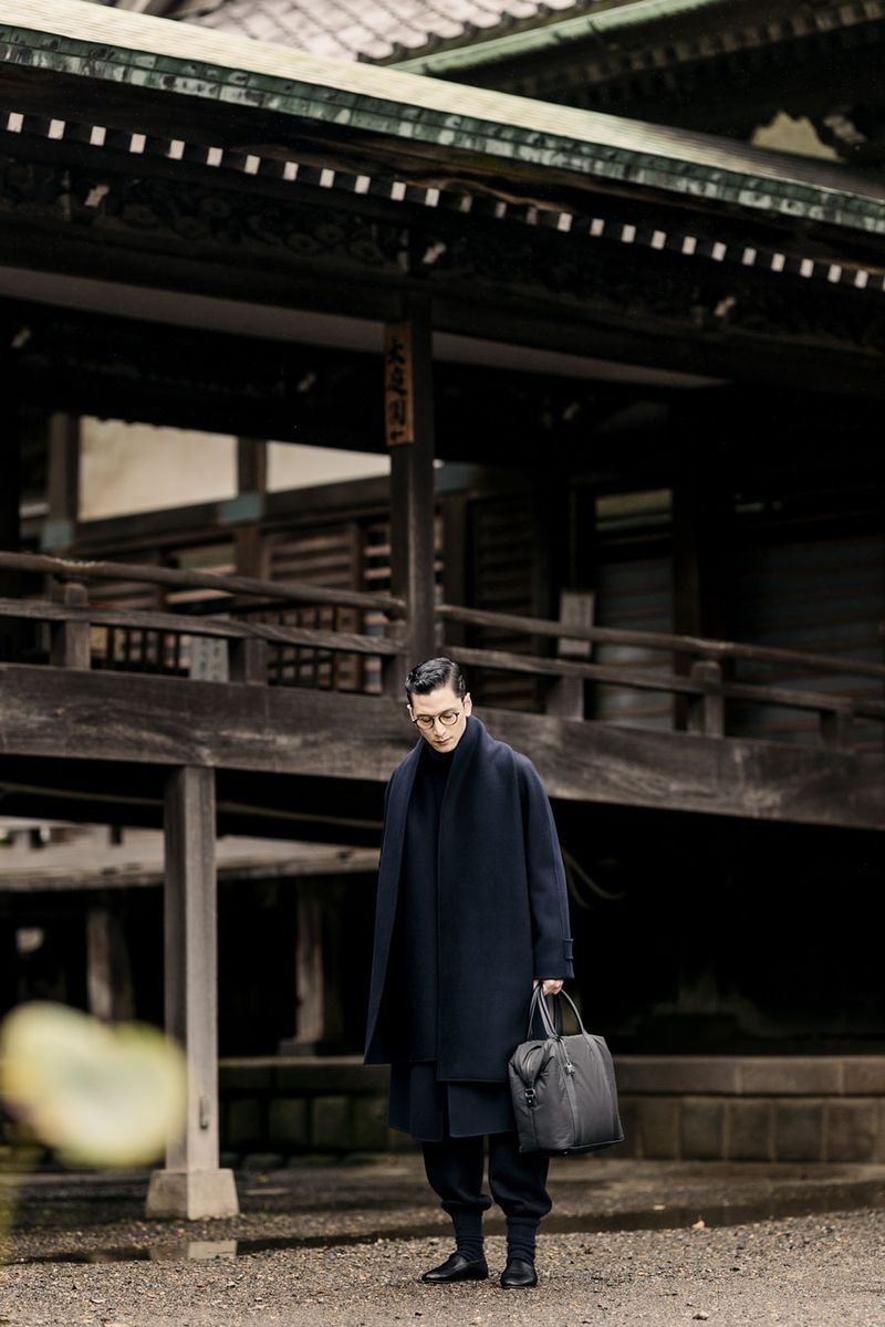 バッグ［H31×W34×D17cm］466400円、 靴151800円、コート2640000円、セーター392700円、パンツ513700円、ソックス 参考商品〈すべてロロ・ピアーナ／ロロ・ピアーナ ジャパンTel:03-5579-5182〉