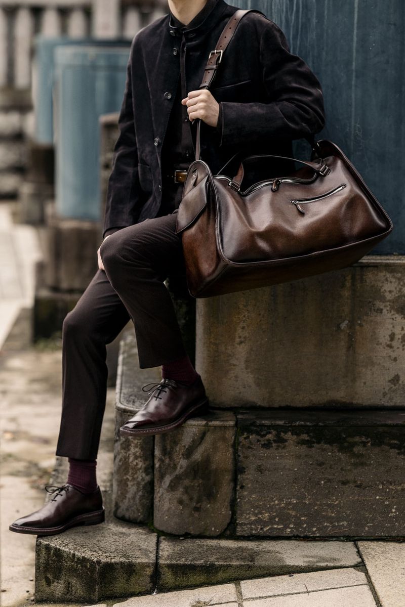 バッグ［H40×W55×D25cm］825000円、 靴431200円、ジャケット1210000円、シャツ（参考色）129800円、パンツ148500円〈すべてベルルッティ／ベルルッティ・インフォメーション・デスクTel:0120-961-859〉