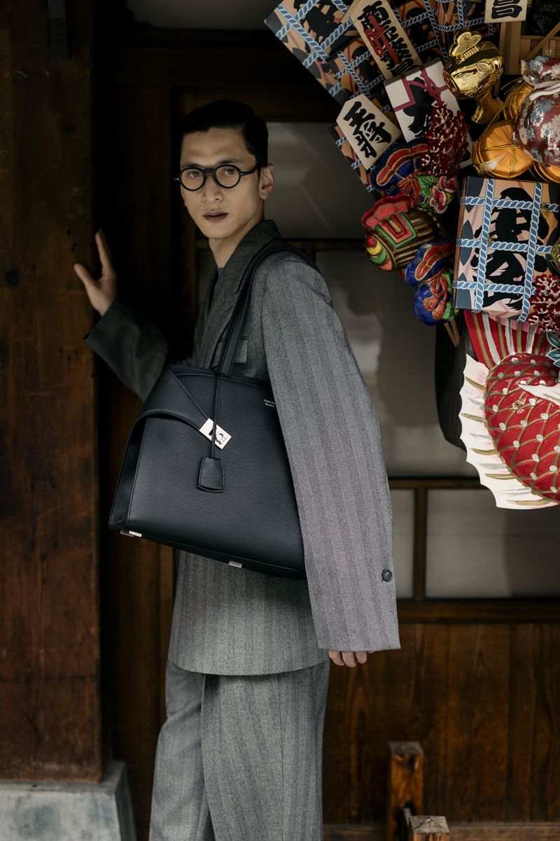 バッグ［H31×W45×D15.5cm］462000円、ジャケット506000円、パンツ242000円〈すべてフェラガモ／フェラガモ・ジャパンTel:0120-202-170〉メガネ63800円〈アイヴァン7285／アイヴァン 7285 トウキョウTel:03-3409-7285〉