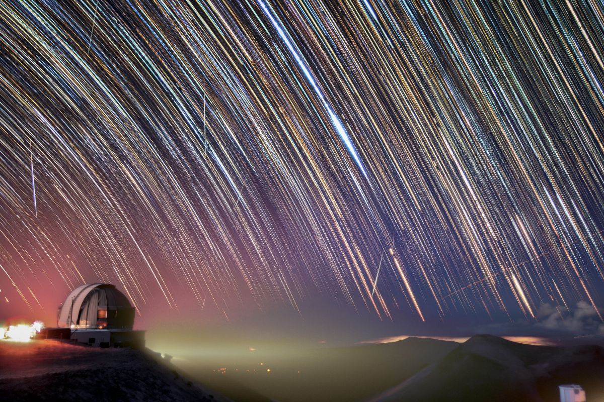 ハワイ・マウナケア山頂にあるジェミニ北天文台の上空に降り注ぐふたご座流星群。2020年12月13日撮影（International Gemini Observatory/NOIRLab/NSF/AURA）