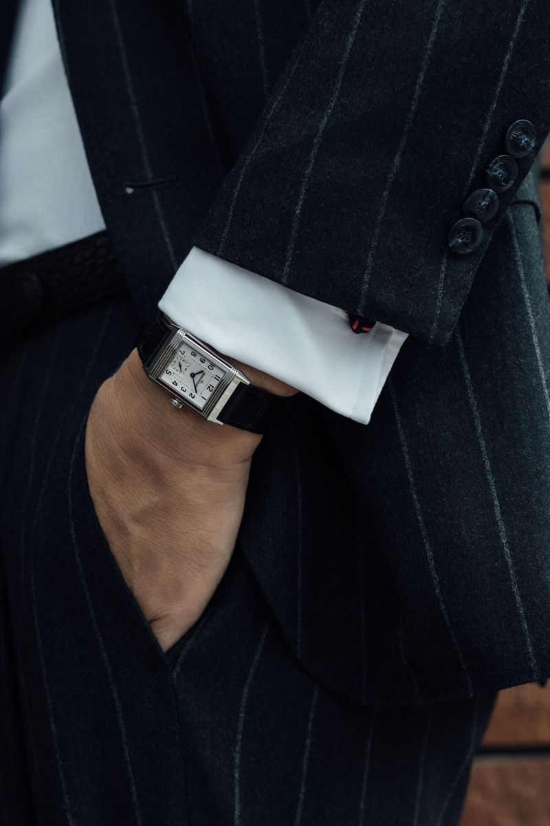 手巻き、SSケース、ケース縦40.1×横24.4mm。￥1,188,000〈ジャガー･ルクルト Tel:0120-79-1833〉スーツ¥388,300〈サルトリオ〉ベルト¥52,800〈山本製鞄／ともにストラスブルゴ カスタマーセンター Tel:0120-383-563〉シャツ¥42,900、タイ¥49,500〈ともにリングヂャケット ナポリ／リングヂャケット マイスター 206 青山 Tel:03-6418-7855〉 カフリンクスはスタイリスト私物