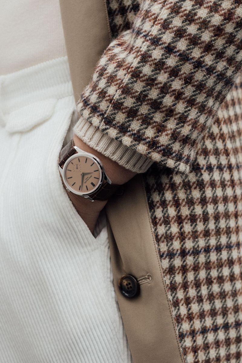 手巻き、PTケース、ケース径38mm。7550000円〈パテック フィリップ／パテック フィリップ ジャパン・インフォメーションセンター Tel:03-3255-8109〉コート424600円〈キーレッド／ストラスブルゴ カスタマーセンター Tel:0120-383-563〉ニット、パンツはスタイリスト私物