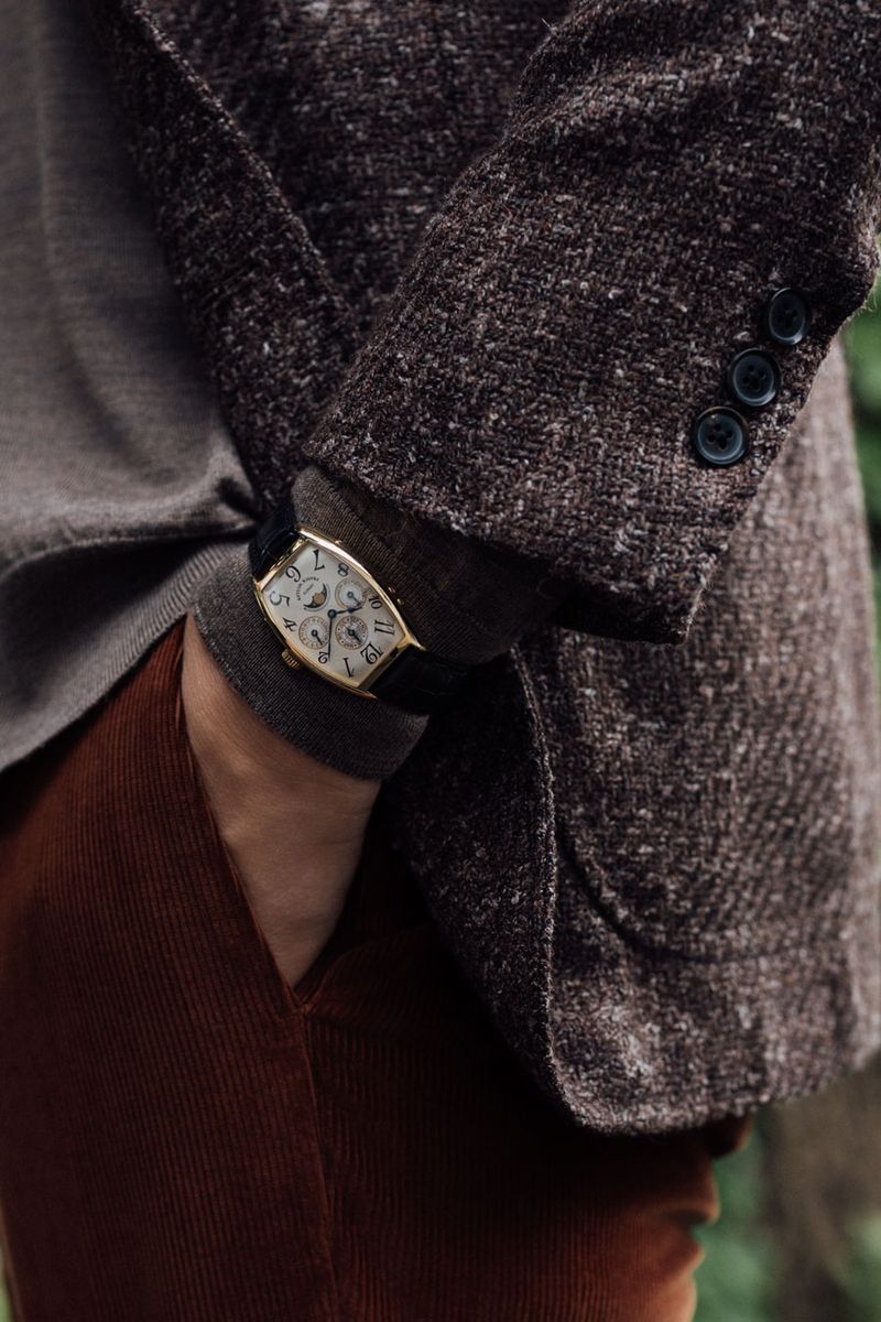 自動巻き、18KYGケース、ケース縦45×横30mm。世界限定25本。7700000円〈フランク ミュラー／フランク ミュラー ウォッチランド東京 Tel:03-3549-1949〉ジャケット220000円〈リングヂャケット マイスター／リングヂャケット マイスター 206 青山 Tel:03-6418-7855〉カーディガン57200円〈ジョン スメドレー／リーミルズ エージェンシー Tel:03-5784-1238〉パンツ60500円〈PT トリノ／PT JAPAN Tel:03-5485-0058〉