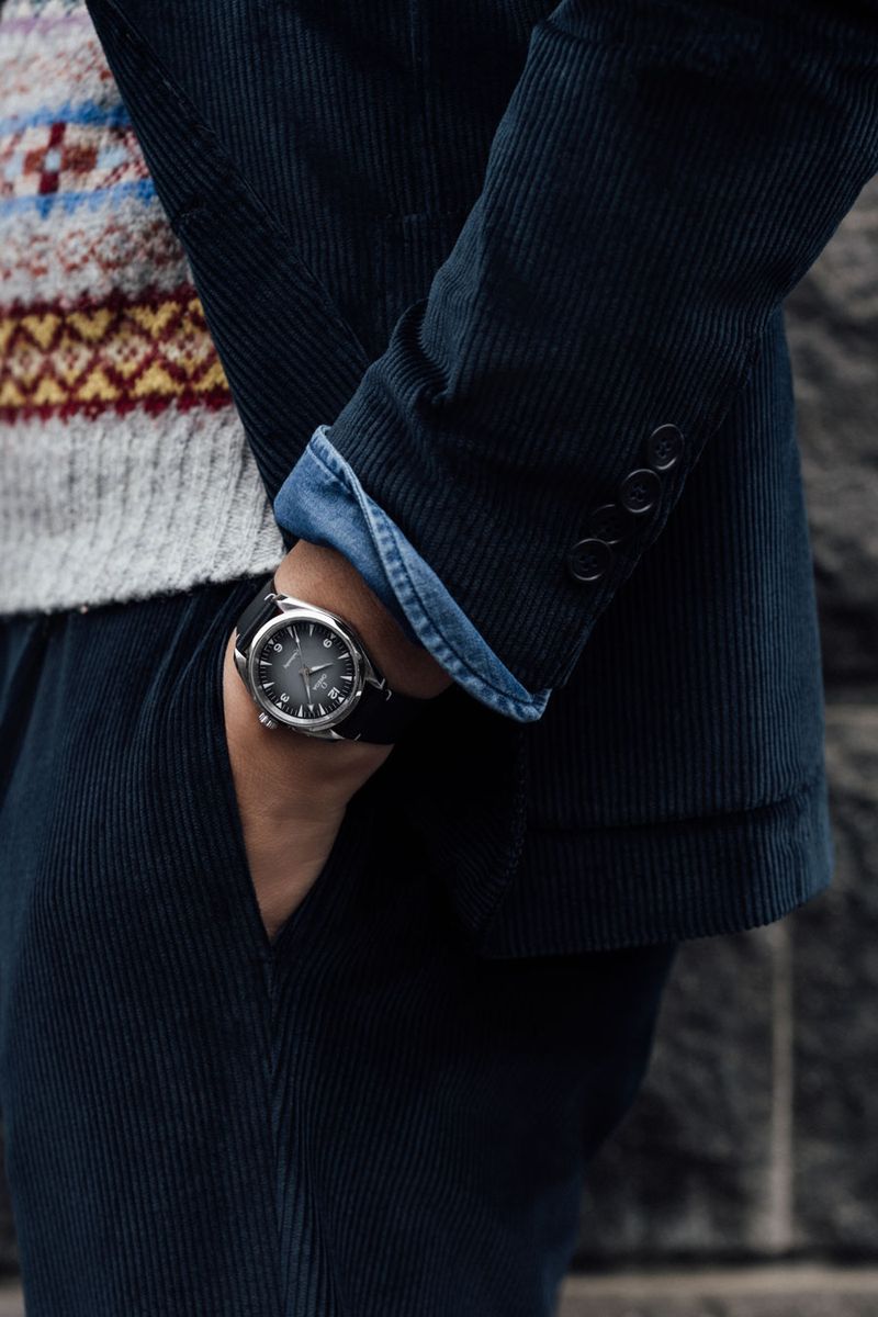 自動巻き、SSケース、ケース径38mm。814000円〈オメガ Tel:0570-000087〉スーツ206900円〈タリアトーレ／ストラスブルゴ カスタマーセンターTel:0120-383-563〉シャツ31900円〈ティントリア マッティ／トレメッツォ Tel:03-5464-1158〉ニットはスタイリスト私物