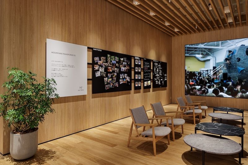 大きなモニターが設置されたコミュニティスペース。ショップスタッフやカスタマー同士の交流の場として、またはアンバサダーによる各種のレクチャーや、コミュニティボードによるイベント情報の発信など、多彩な用途に活用される。ブックライブラリーも設けられており、アウトドアに関する書籍を自由に閲覧できるなど、訪れた人々が自由にくつろげ、会話が生まれるスペースだ。