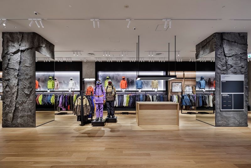 売り場面積528.8㎡という広々としたフロアに、メンズ＆ウィメンズのアウトドアウェアをはじめ、フットウェアやバックパック、ファッションに特化したアーバンライン「ヴェイランス」まで、フルラインナップが揃う。「アークテリクス 池袋東武ブランドストア」住所：東京都豊島区西池袋1-1-25 東武百貨店 池袋本店 1F 11番地 営業時間：10:00〜20:00（百貨店営業時間に準ずる）