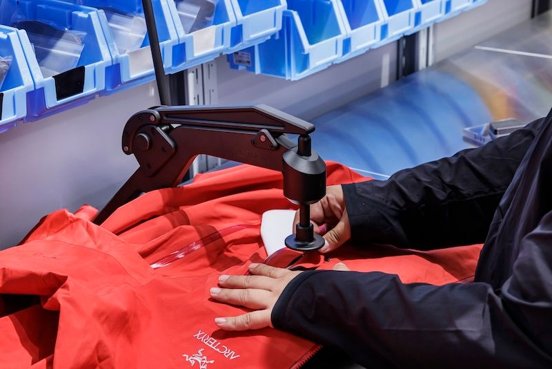 店内に設けられた「ReBIRD™ サービスセンター」では、プルタブやドローコードの交換といったクイックリペアに加え、ロックミシンによる補修なども可能な限りその場で行う（※予約優先）。