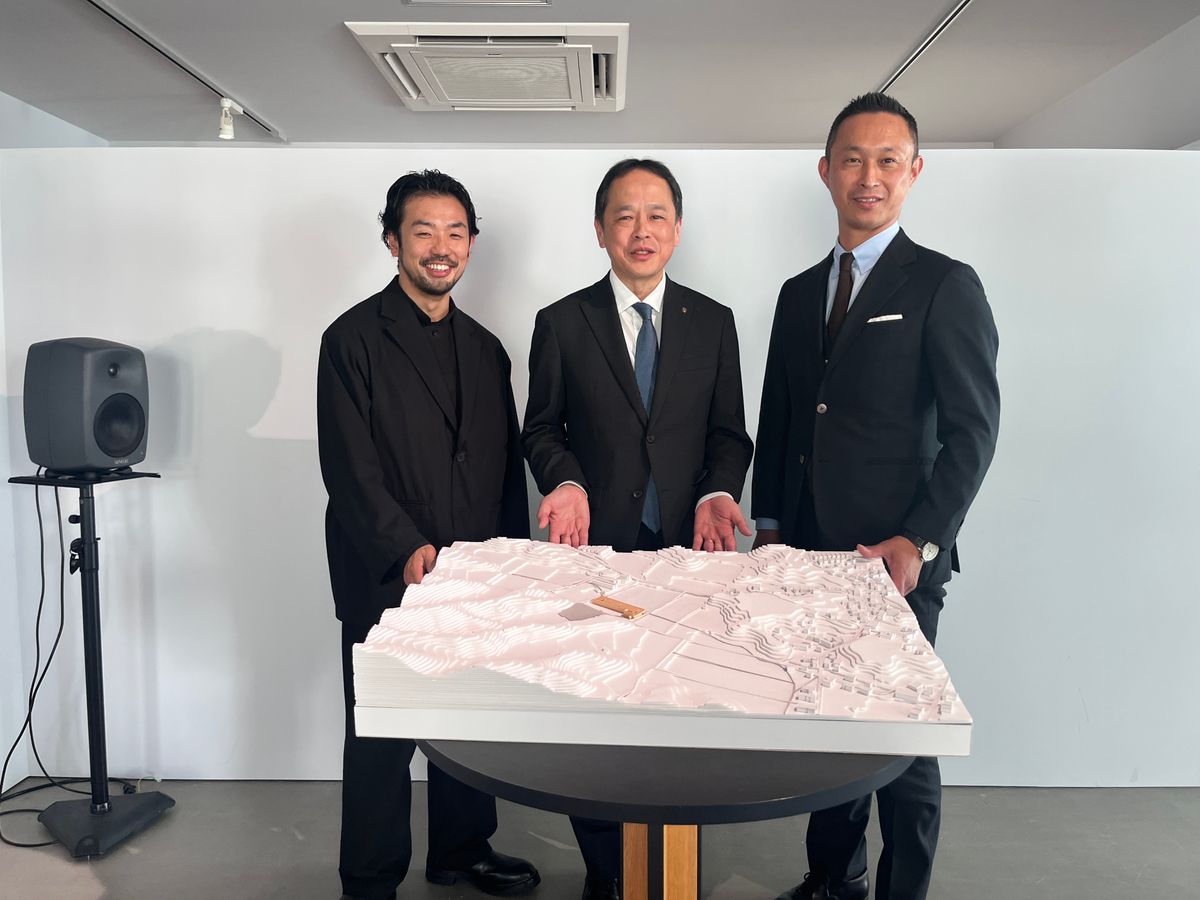 11月29日の記者会見にて。左から、細尾真孝 HOSOO COLLECTIVE社長、鈴木一弥 京都府副知事、山添藤真 与謝野町長