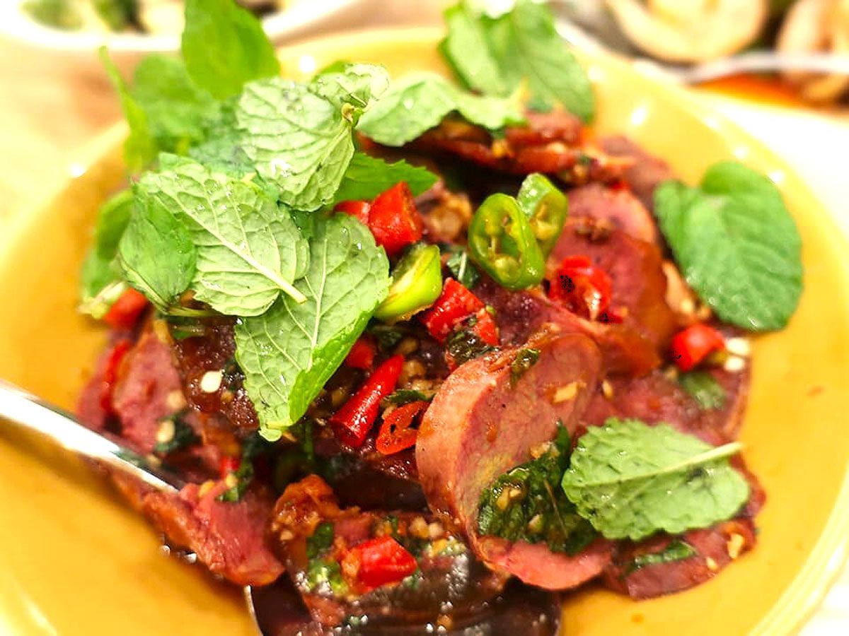 雲南料理の「牛肉のミント風味スライス（薄荷牛肉）」では東南アジアの料理のようにミントの葉がたっぷりのせられる