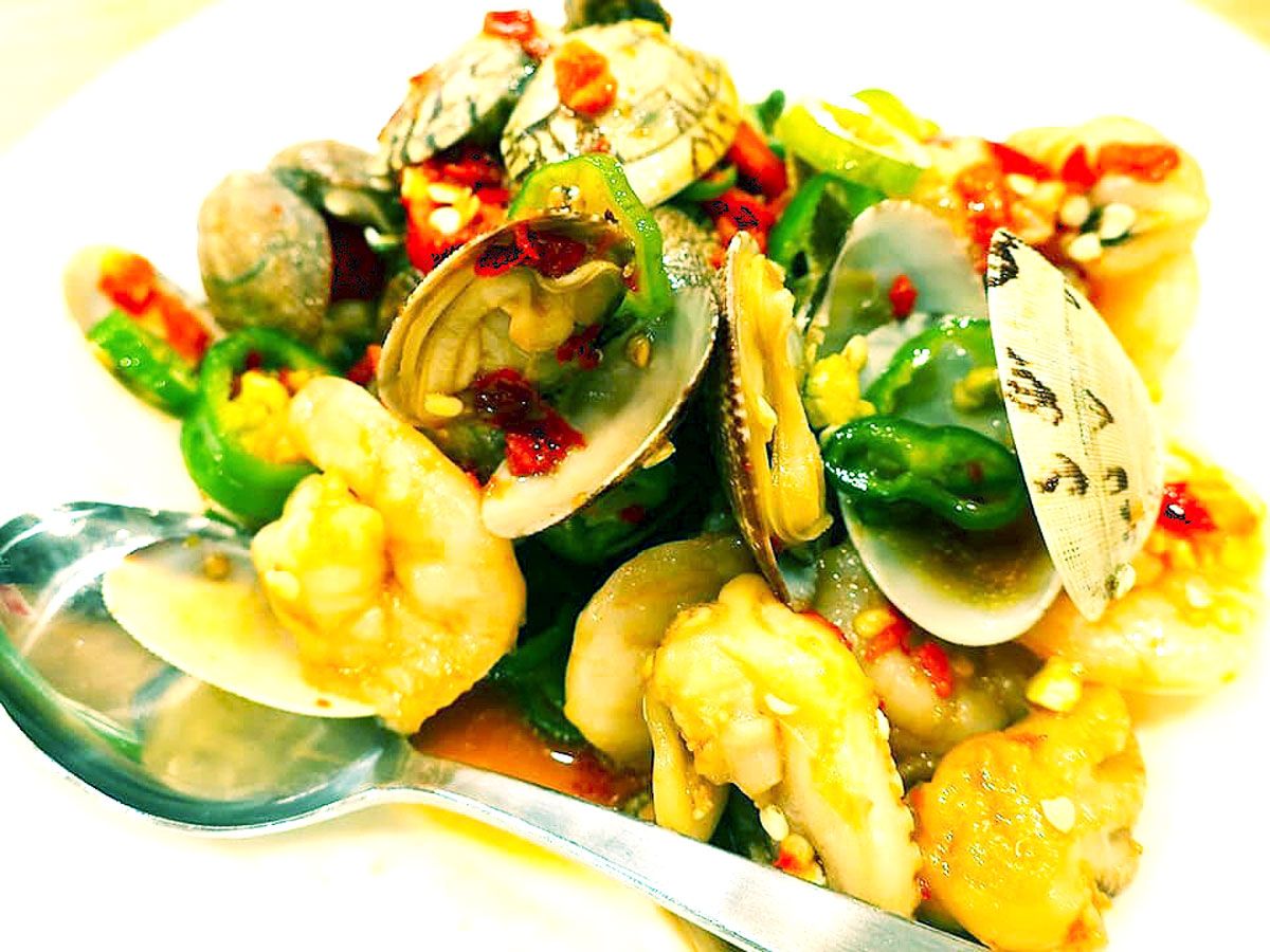 「海鮮ミックス旨辛ソース漬け（撈汁海鮮）」は四川料理。もともと内陸の料理だが、現代のガチ中華では海鮮も使う