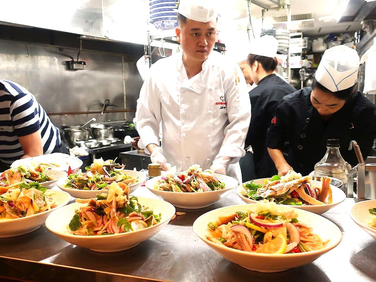 厨房では、四川、湖南、雲南のシェフによる料理が次々と用意されていく