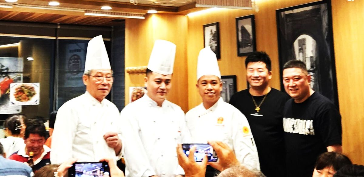 両店の料理人とオーナーが各料理を解説する。左から張永富さん（雲南料理）、劉超さん（四川料理）、李澤紅さん（湖南料理）、劉振軒さん、牟明輝さん