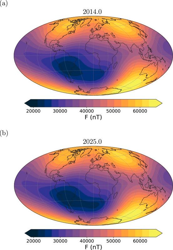 地球の表面の磁場強度分布を示した世界地図。上が2014年、下が2025年のSWARMの観測データに基づく磁場強度分布をそれぞれ示している。南大西洋上空にある地球磁場が弱い領域「南大西洋異常帯（SAA）」（中央左下）が2025年の地図で拡大していることがわかる（ESA (Data source: Finlay, C.C. et al., 2025) ）