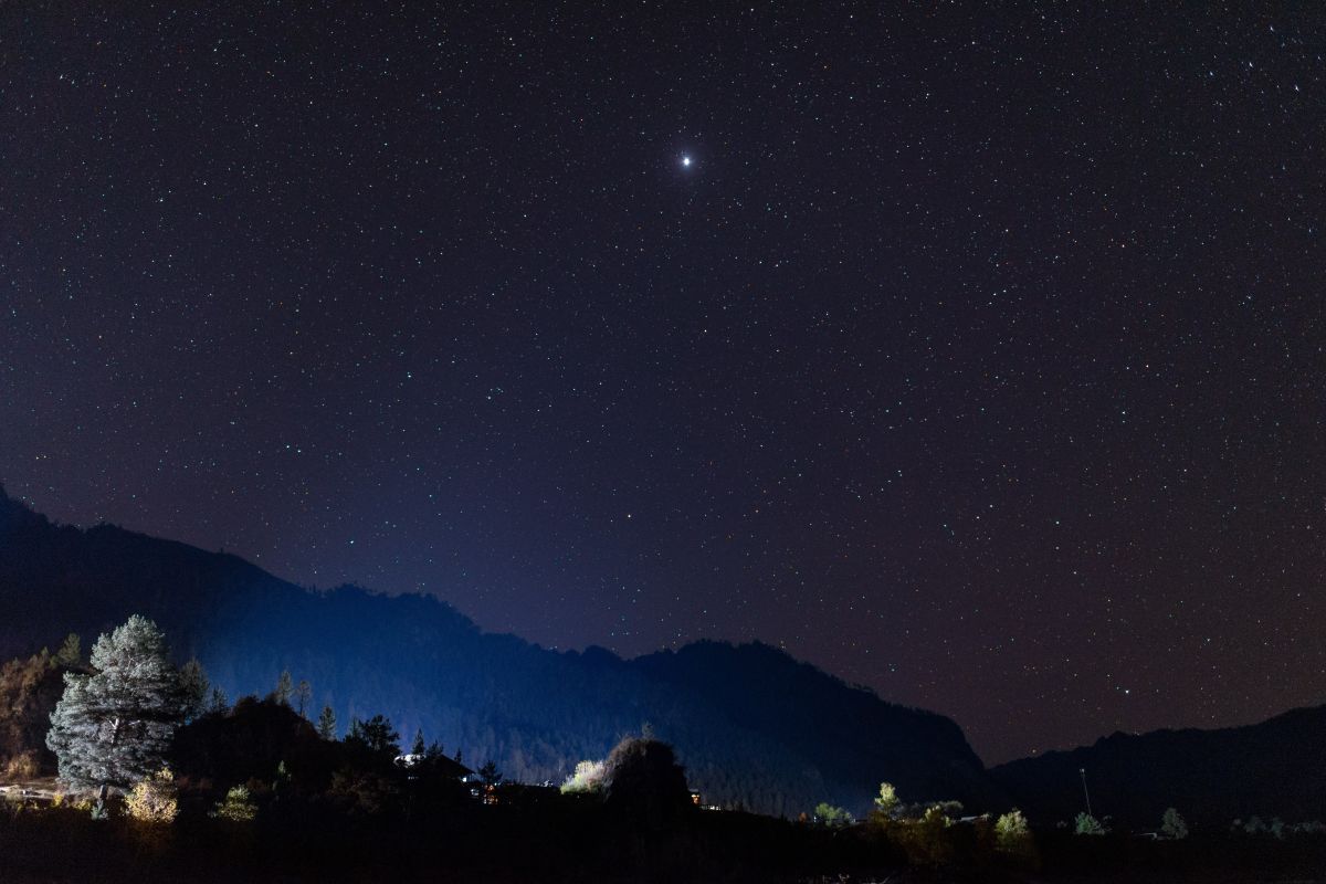 おおいぬ座の1等星シリウス。シベリア・アルタイ共和国を流れるカトゥニ川の岸辺で（Shutterstock.com）