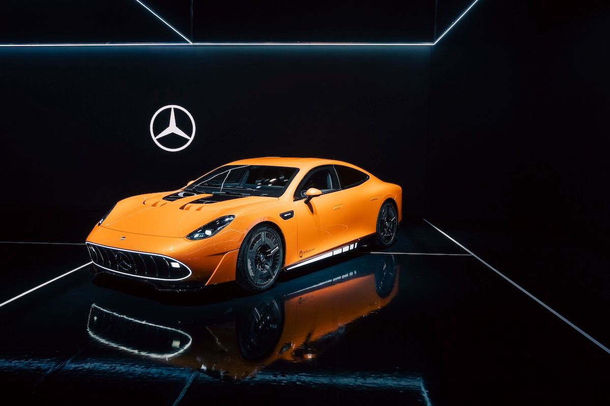アジア初公開のCONCEPT AMG GT XX。「エレクトリックV8」と呼ばれる1360馬力の完全電動スーパーカー。エアロダイナミクスボディにオレンジのアクセントカラーが施され、24時間で5479km走行という世界記録を樹立した。