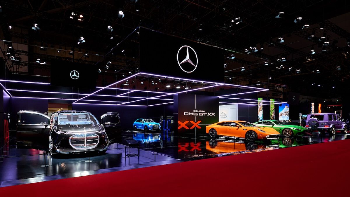 ジャパンモビリ ティショー2025での、メルセデス・ベン ツブース全景。中央にオレンジのアクセン トが際立つCONCEPT AMG GT XXが鎮 座し、隣にはV8ツインターボの最新モデ ルGT 63 PROが並ぶ。電動と内燃機関、 両極端な2台の共存が、AMGの戦略を象 徴的に示す。