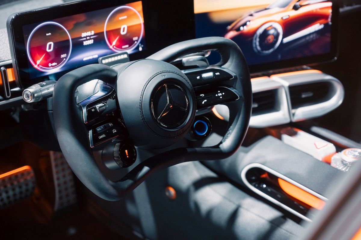 CONCEPT AMG GT XXのコクピットはデジタルディ スプレイとカーボン素材で構成。ステアリ ングホイールにはコントロールスイッチが 配され、ドライバーとの対話を重視する AMGの哲学が、電動化時代でも継承さ れていることを物語る。