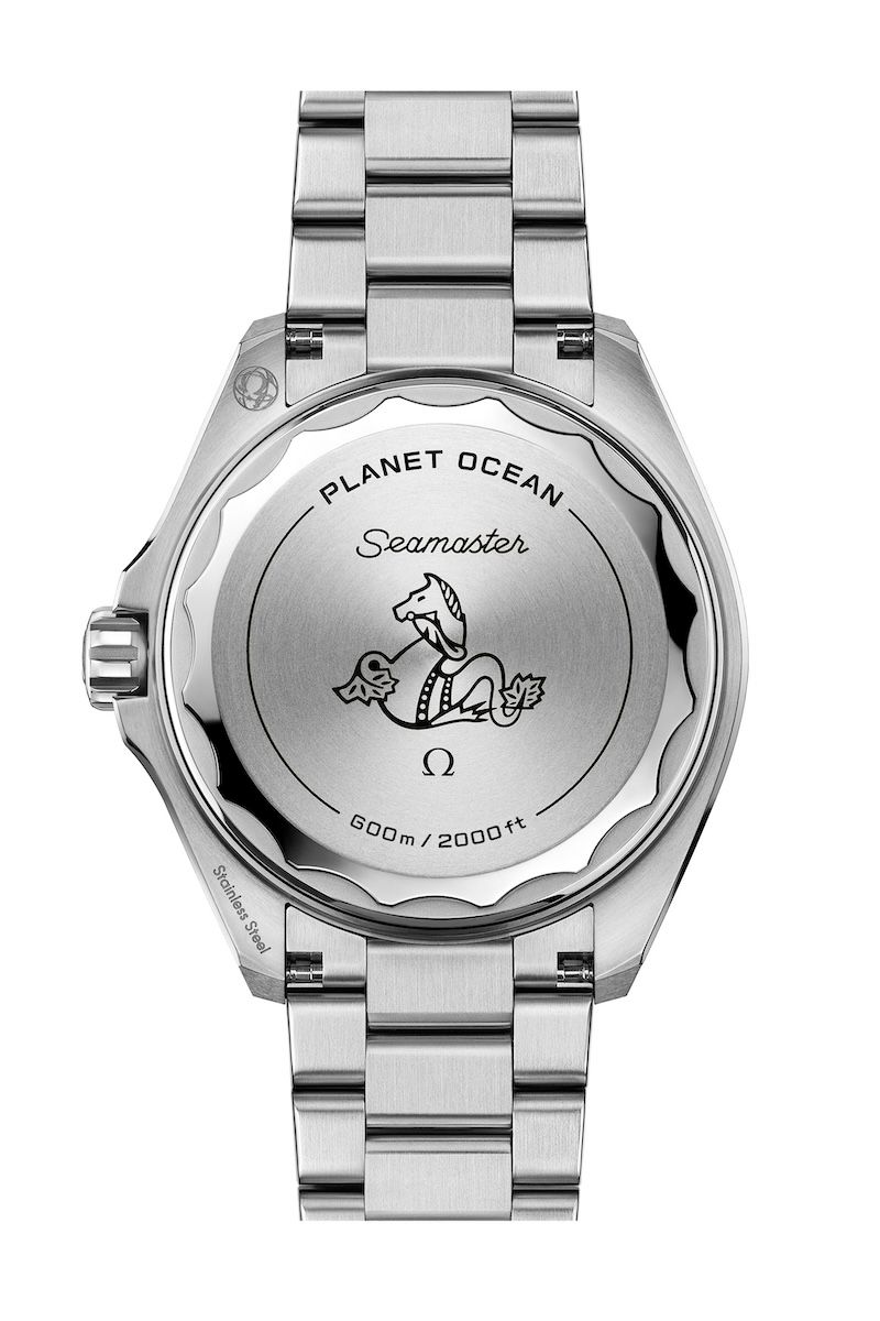 ケースバックにはオメガの象徴であるシーホースのエンブレムをエングレービング。素材は、金属アレルギーを起こしにくいチタン製。