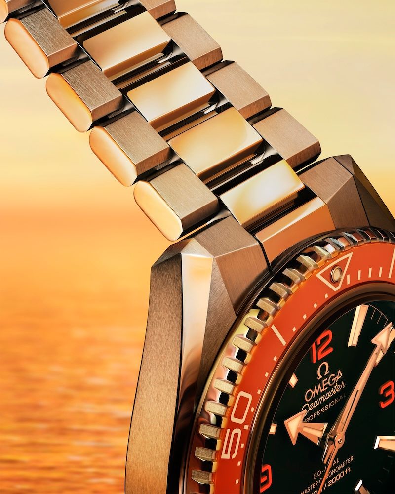 フラットなデザインのブレスレットによって、洗練さを際立たせる。