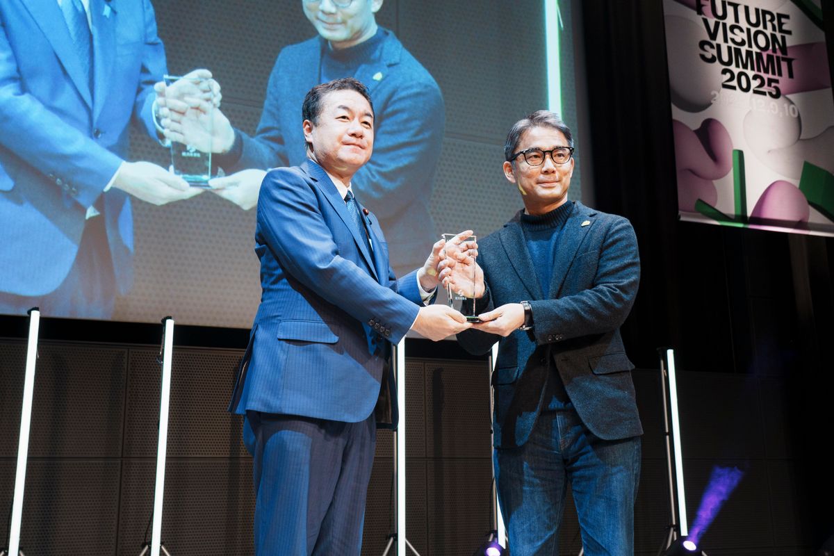 ベネッセコーポレーション代表取締役会長兼社長 岩瀬大輔（右）