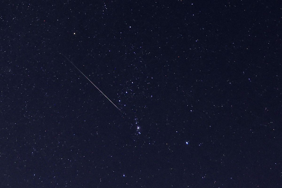 ふたご座流星群の流れ星。2025年12月14日、中国・山東省徳州市にて撮影（VCG/VCG via Getty Images）