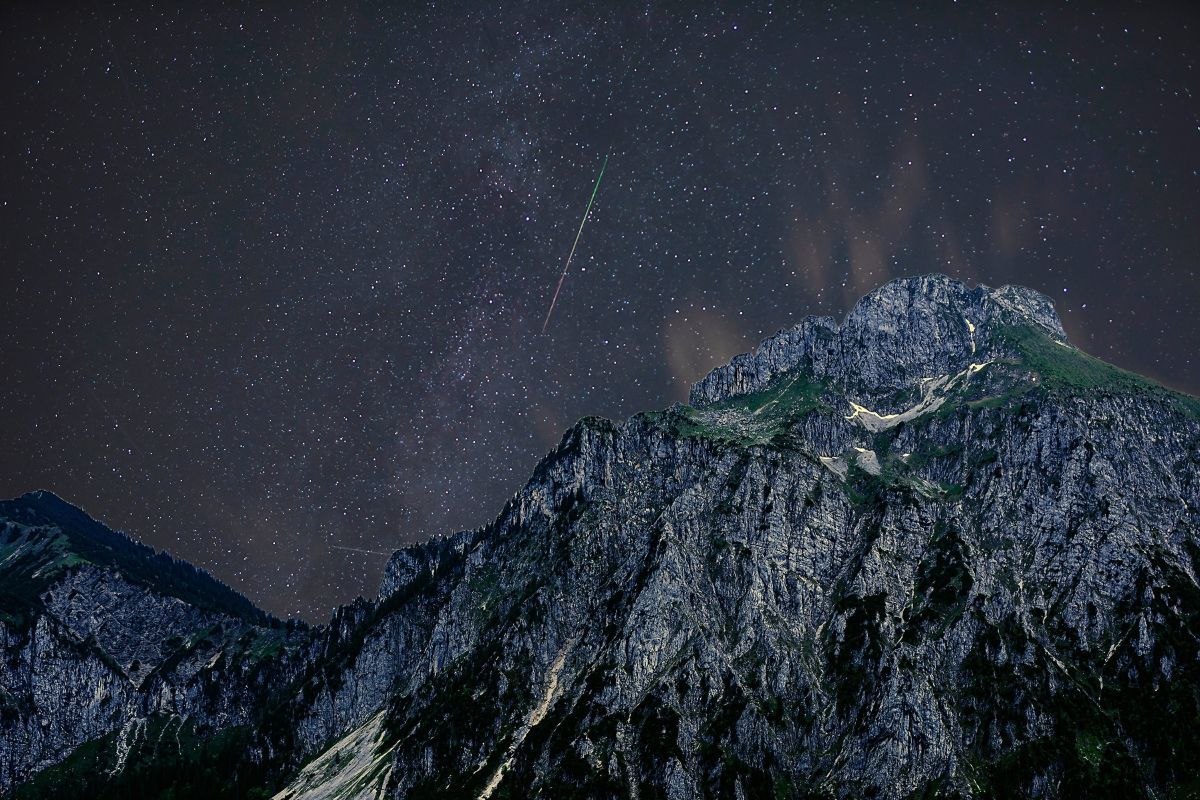 夜空に輝く天の川とふたご座流星群の流れ星。2025年12月撮影（Shutterstock.com）