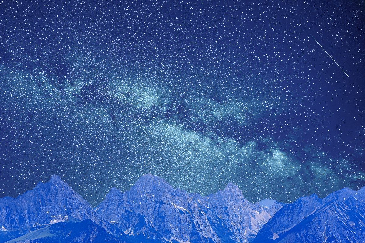 夜空に輝く天の川とふたご座流星群の流れ星。2025年12月撮影（Shutterstock.com）