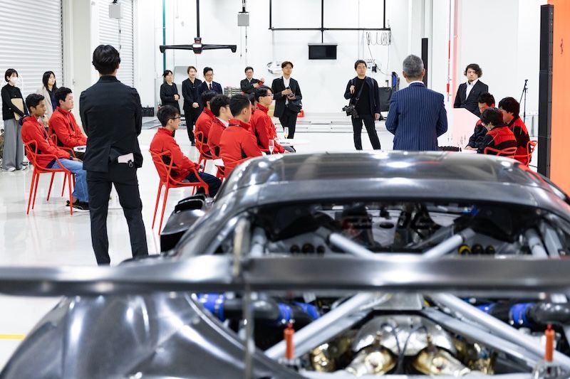 さらにフェラーリのメカニックならではのレースの現場での体験など、まさに学校では学ぶことができない生きた体験が伝えられる。