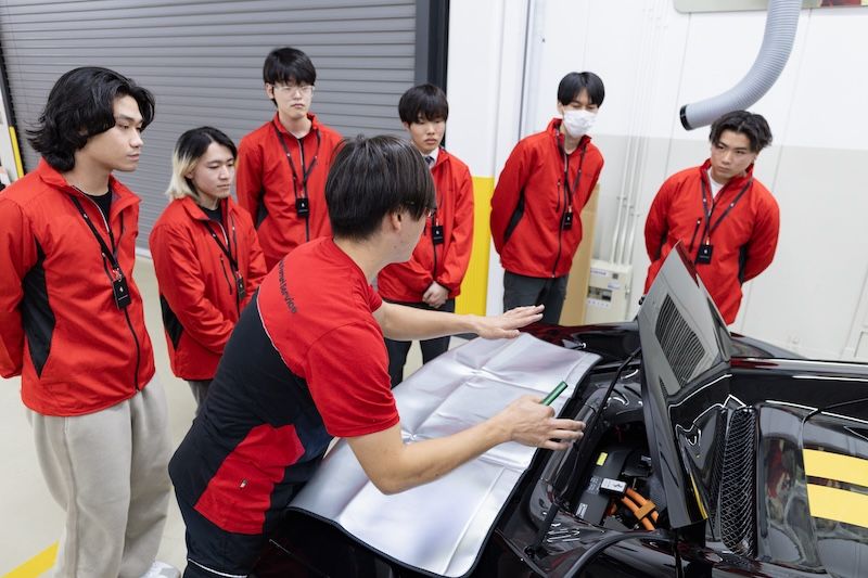 現場で働く整備士が、フェラーリの整備作業を実車の前で説明する貴重な機会。