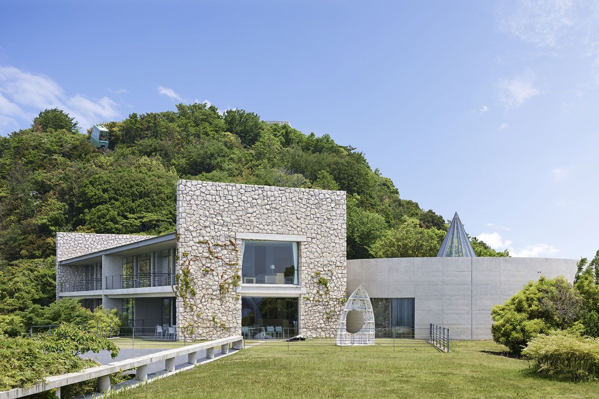 美術館とホテルの一体型施設として1992年に開館したベネッセハウス。世界的なデスティネーションとなった直島で、その宿泊者は海外ゲストが8割を超えるという。