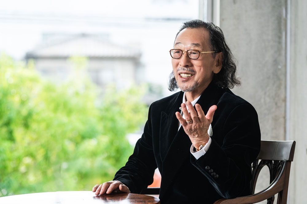 いしい・しげひさ◎1945年生まれ。 78年、東和レジスター販売（後の 東和ハイシステム。2026年1月から Hiクラテスに商号変更）を設立。 16年に歯科業界初となる統合電子 カルテシステムをリリースし、23年 にはAIを利用して音声入力を可能 にした画期的なバージョンを開発す るなど、歯科DXの先陣を切ってきた。