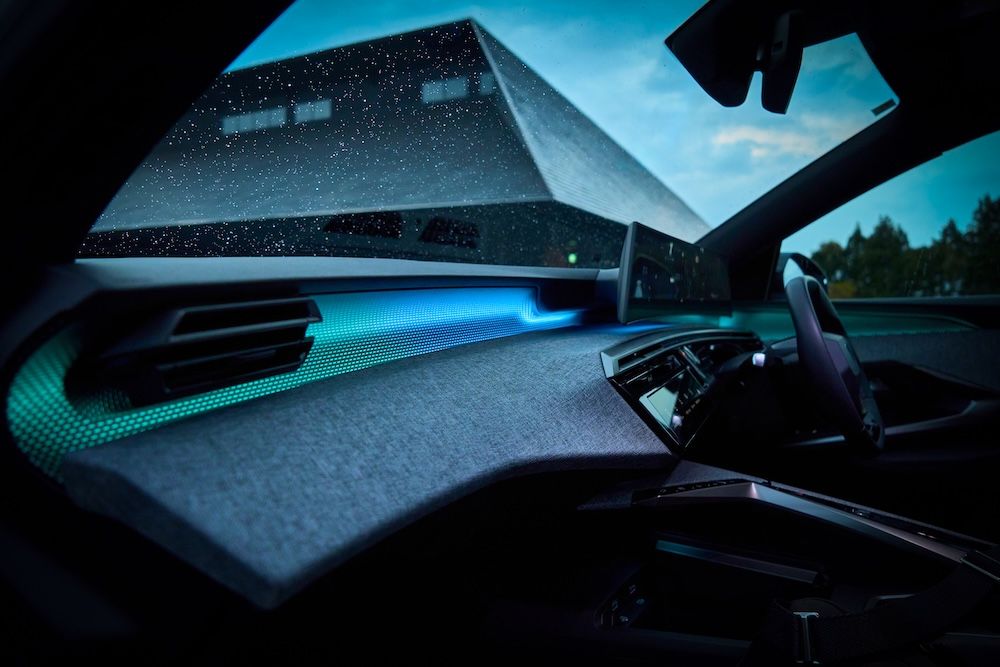 包み込むようなアンビエントライト。スポーツモードでは赤く高揚感のある色使いに変化。