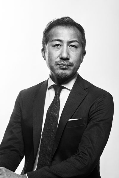 しんじょう・こう◎小説家。1983年生まれ。慶應義塾大学環境情報学部卒。2012年『狭小邸宅』で第36回すばる文学賞を受賞しデビュー。都市社会のリアルを鋭く描く作風で知られ、著書に『狭小邸宅』『ニューカルマ』など。『地面師たち』は、24年にNetflixでドラマ化され、国内外で大ヒットを記録した。