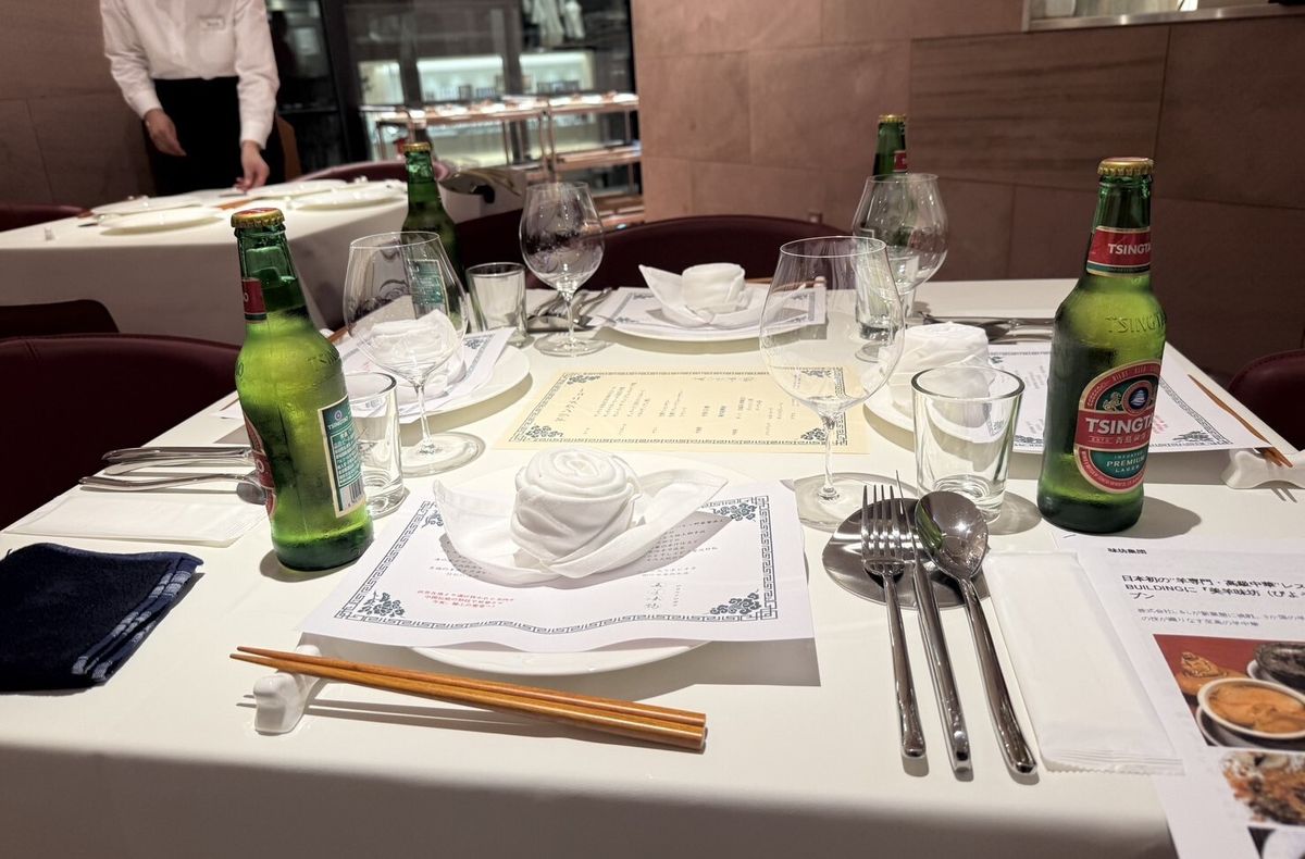 京橋の「美羊味坊」では、フォークとナイフを使ってラムチョップを食べる。これまでの味坊にはなかった料理の提供スタイルが特徴だ