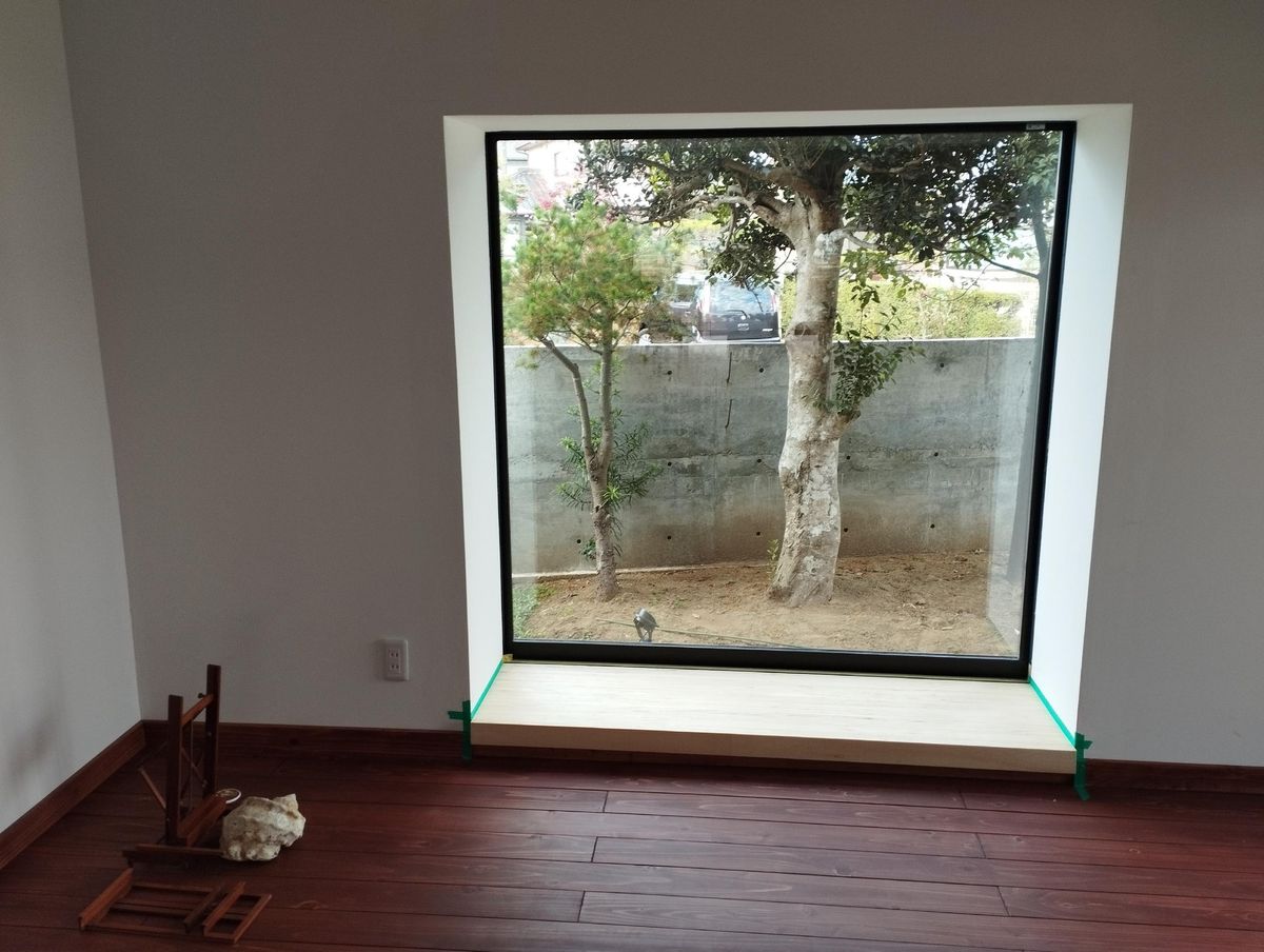 「梁餐泊」の一室の広い窓枠のデザインは、中国の造園技法のひとつで、背景となる風景を視覚的に取り込み、借用する「借景（ジエジン）」からの着想で梁さんが設計した