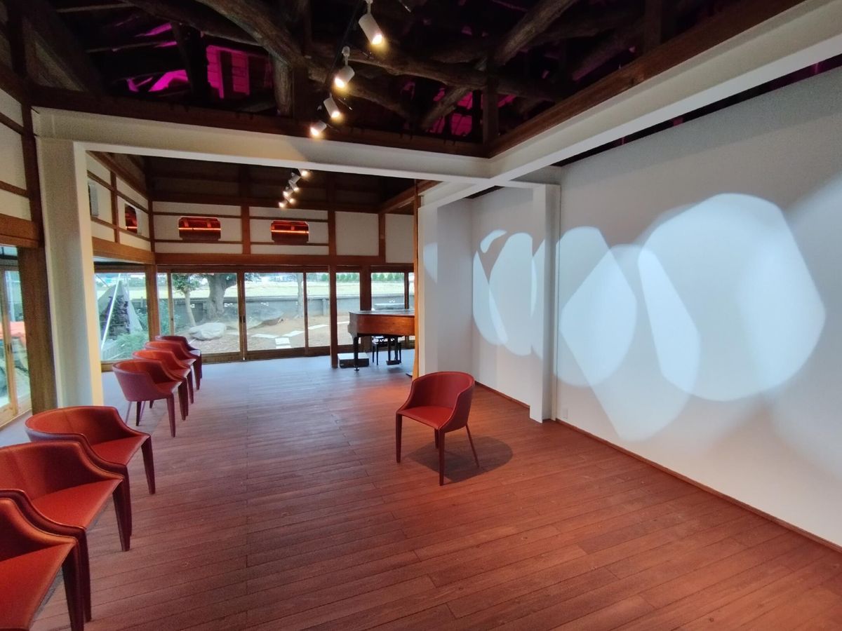 「梁餐泊」は、戸外の庭で調理や飲食を楽しむとともに、アート作品を展示し、ワークショップを行えるような空間である