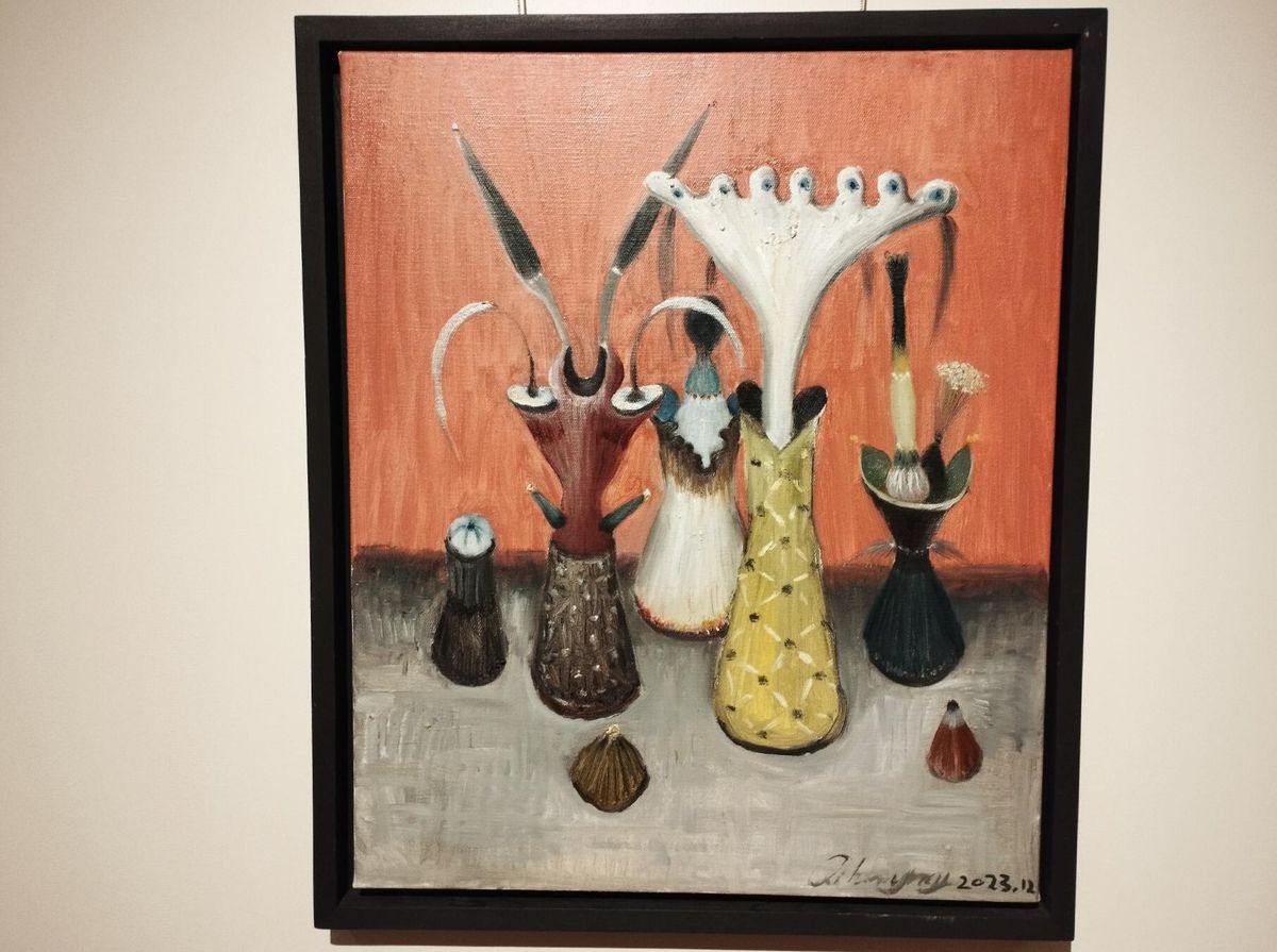 「美羊味坊」に展示される中国の現代美術家の漆漢勇さんの作品は一度見たら忘れられないユニークな作風だ。1968年生まれの彼は梁さんの同郷人