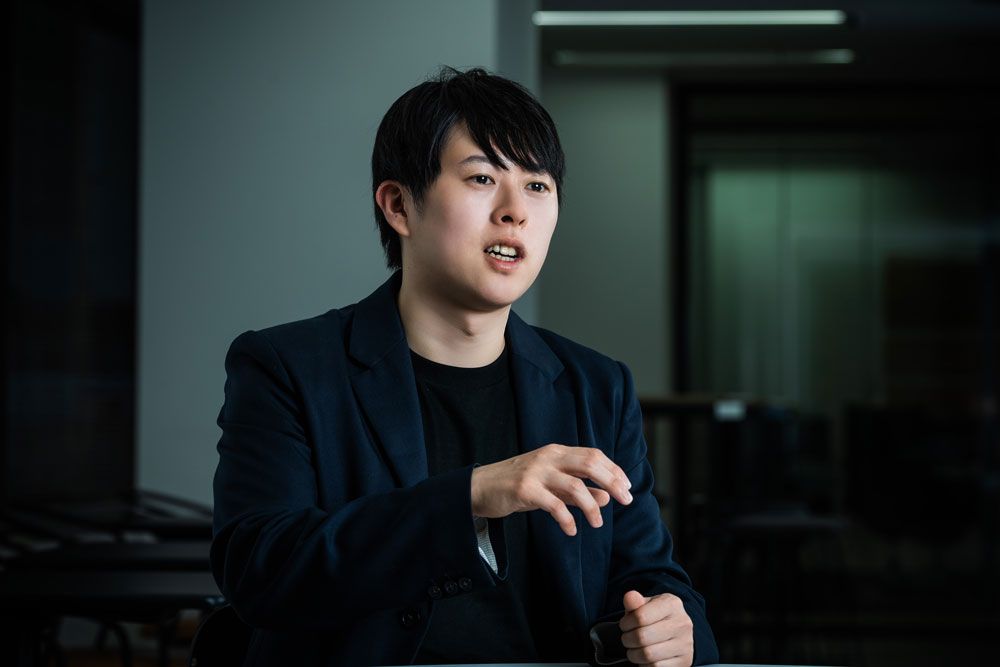 いのうえ・こうき◎北陸先端科学技術大学院大学にて 量子コンピューターの材料探索の研究で修士号を取得。 2022年、AIの受託開発・自社サービスを提供するElith を創業し、CEO／CTOに就任。会社経営と同時に東北 大学大学院医学系研究科にて医学物理分野での医療 AIの研究に取り組むほか、AI、大規模言語モデル領域 における著作、講演などに精力的に取り組む。