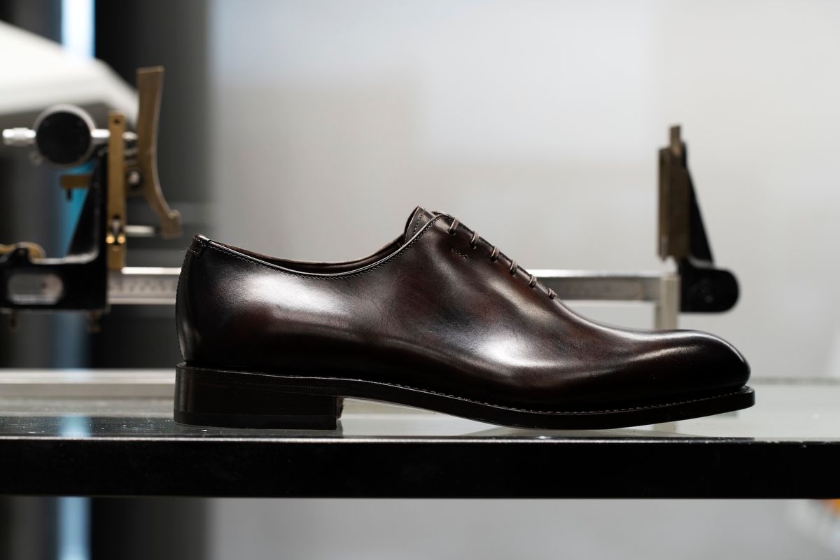 メンズドレスシューズ。磨き上げられた革の光沢が、フェラガモのクラフツマンシップを物語る。美しく、かつ履き心地のよい靴という、創業者が生涯をかけて追求した理想は、現代にも脈々と受け継がれている。350以上の特許を取得した希代の革新者の魂が、この一足に宿っている。