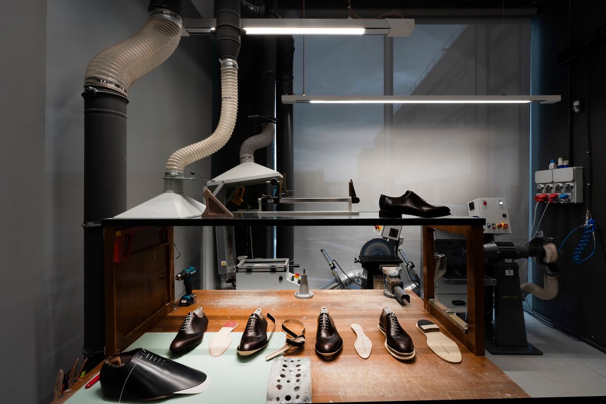 フィレンツェの工房には、創業者サルヴァトーレが1927年にもち帰った靴づくりの哲学が今も息づく。木型、革、道具が整然と並ぶこの空間は「芸術の域」に達した職人の聖域である。ここから世界中のセレブリティを魅了してきた名靴が生まれていく。