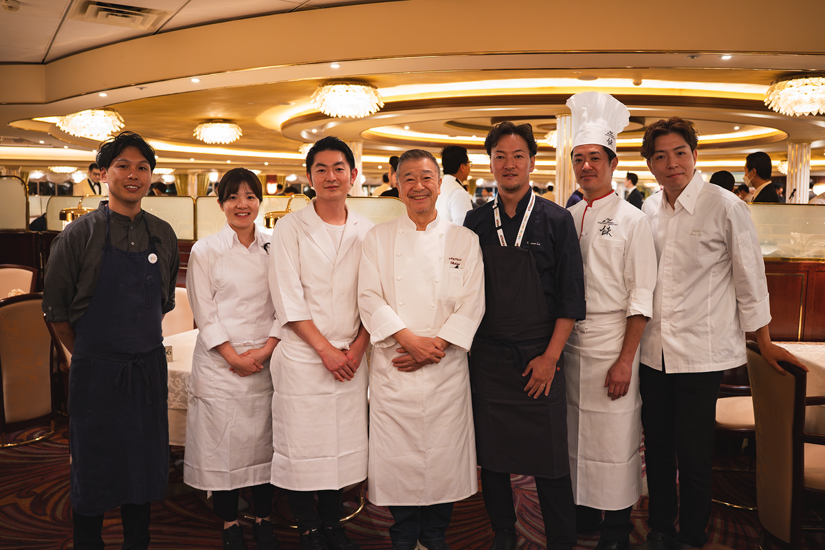 ディナーコースを監修した落合務シェフ（中央）と「RED U-35」の過去受賞者のシェフたち（c）EARTH MART FORUM
