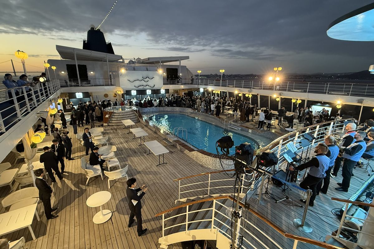 アペリティフタイム　（c）EARTH MART FORUM