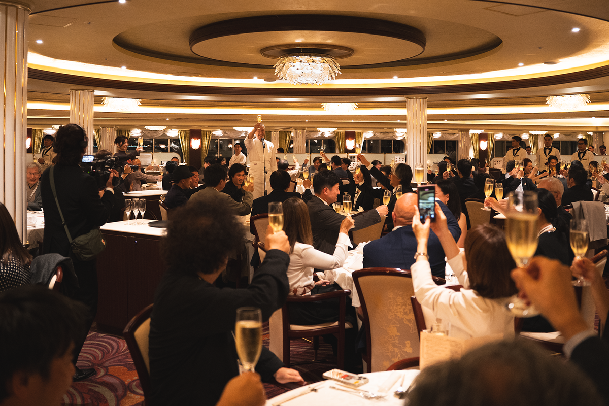 ディナーの様子 （c）EARTH MART FORUM