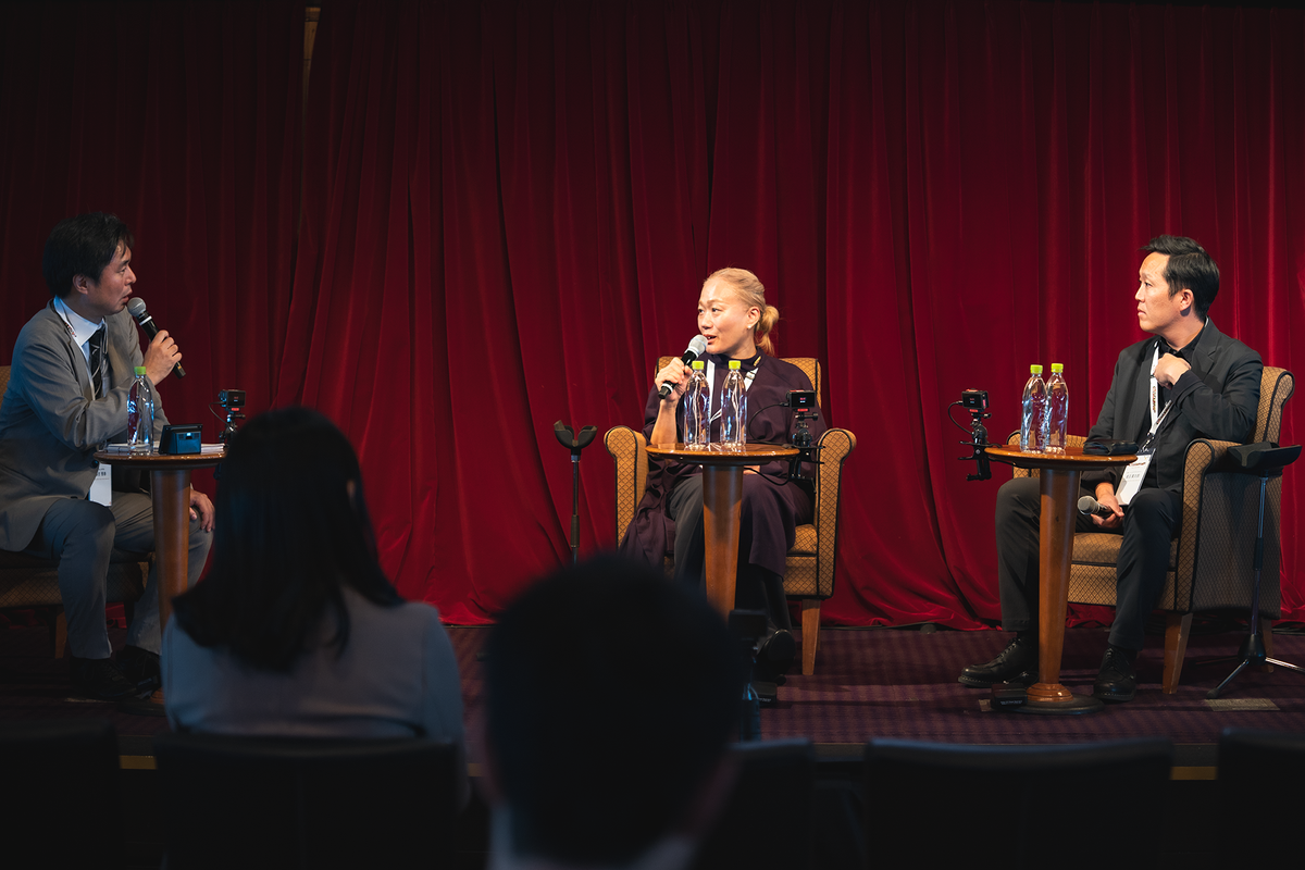 「食の未来会議」に登壇した（右から）北海道コンフェクトグループ社長の長沼真太郎、「FARO」パティシエの加藤峰子、Forbes JAPAN編集長 藤吉雅春（c）EARTH MART FORUM