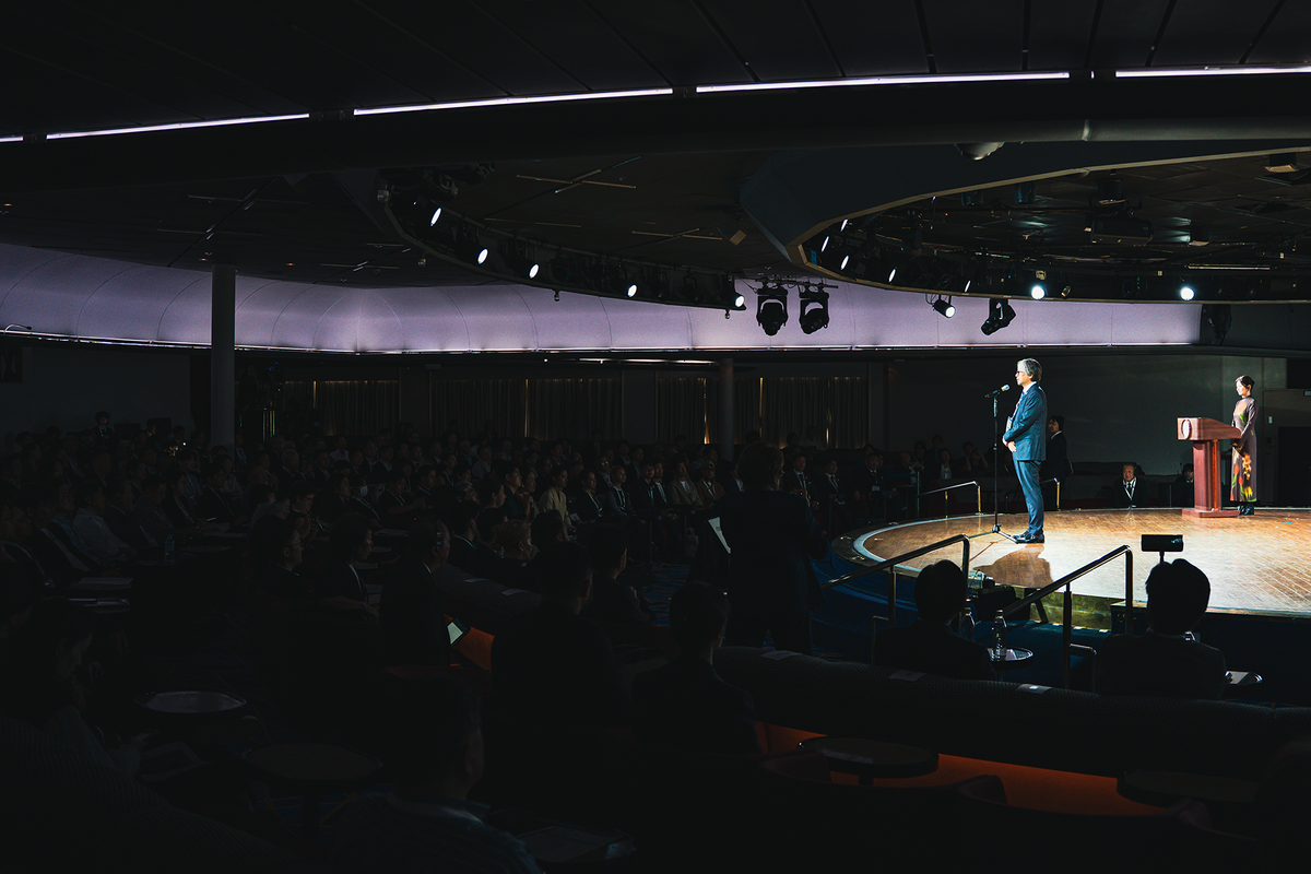 オープニングセレモニーでステージに立つ小山薫堂 （c）EARTH MART FORUM