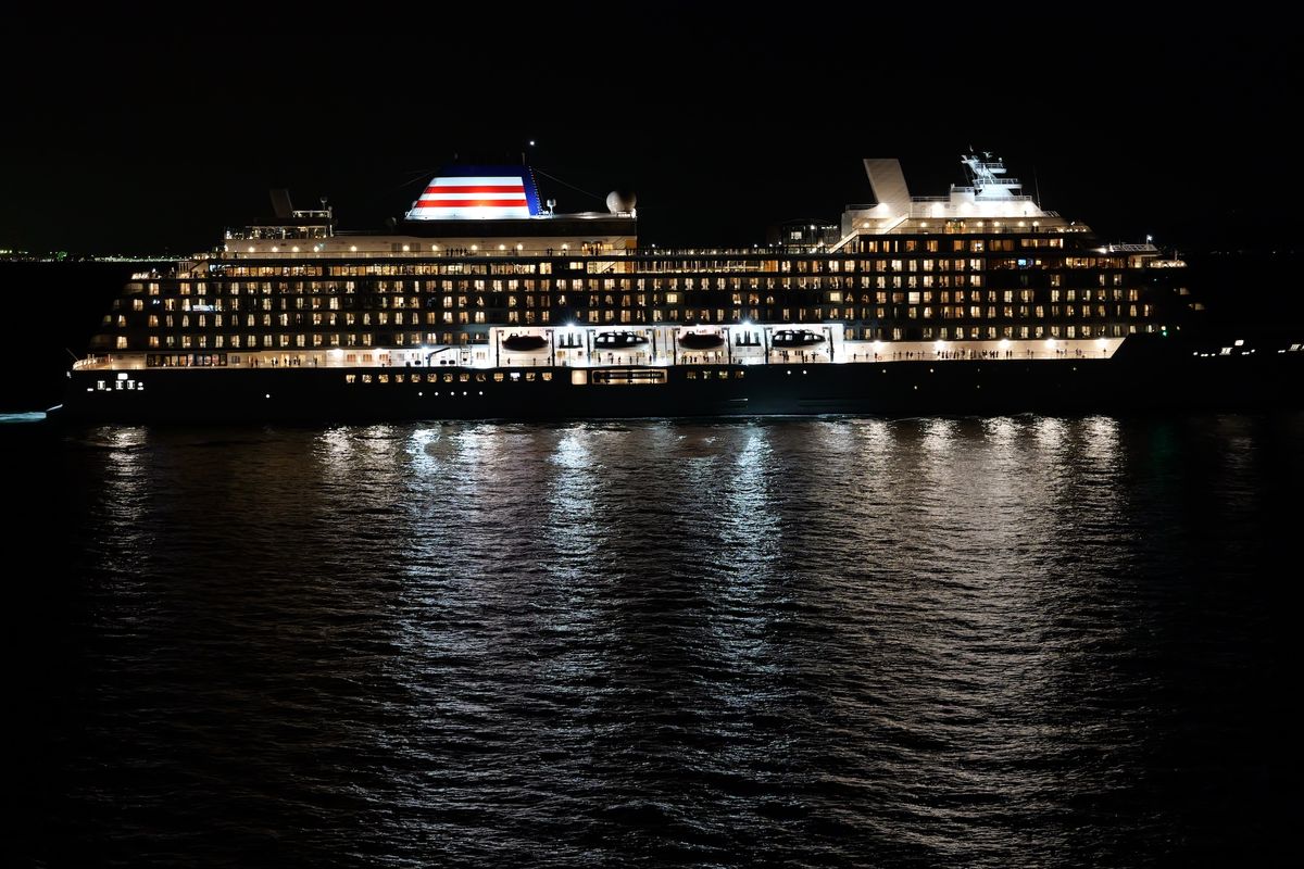 「飛鳥Ⅲ」とのランデブー photo by Herbie Yamaguchi