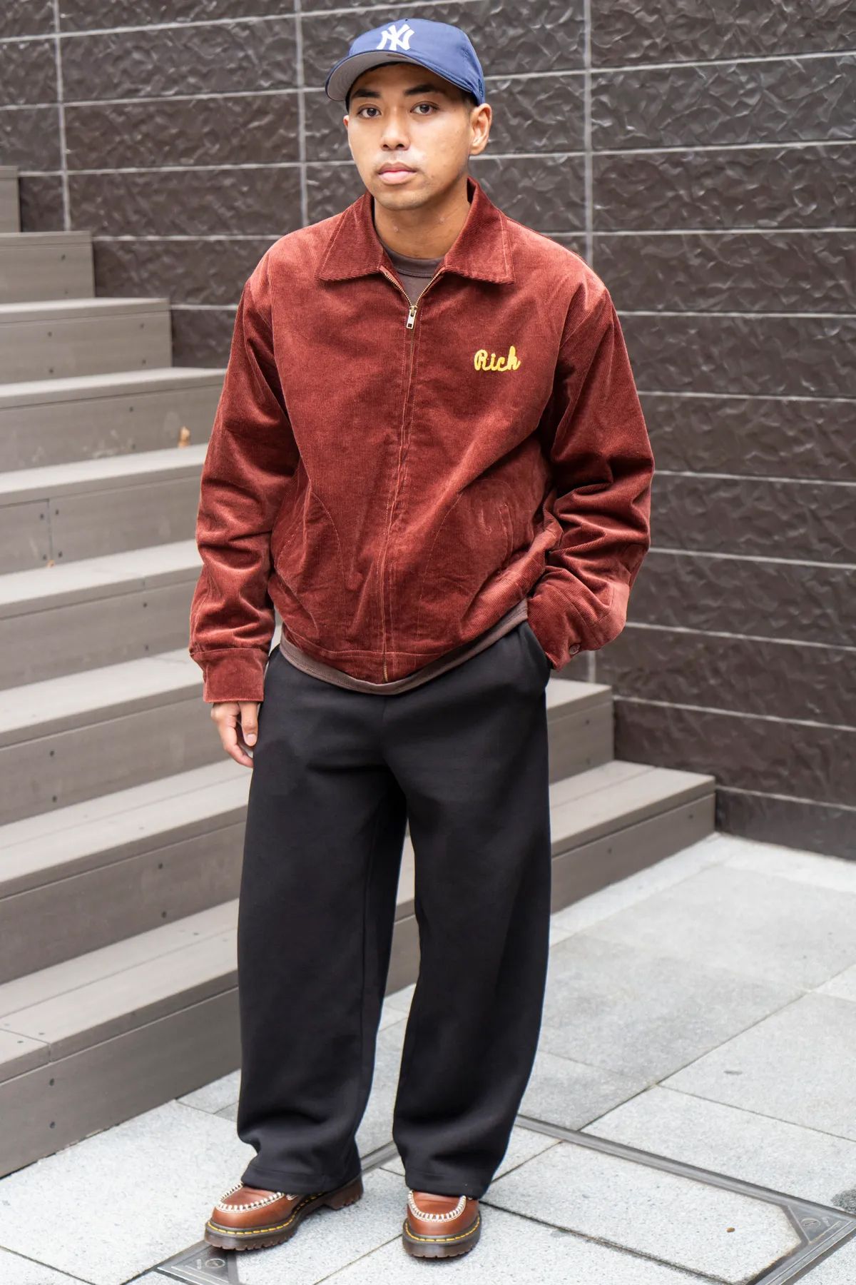 ジャケット＝バッカーズ　Tシャツ＝ナイキ　パンツ＝ユニクロ　シューズ＝ドクターマーチン　帽子＝キス　腕時計＝アップル