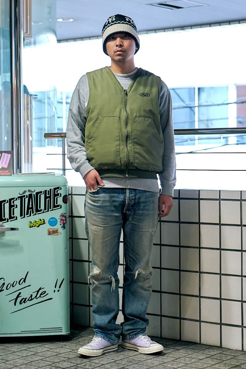 ベスト、トレーナー＝ともにヘイト　デニム＝エルエフワイティー　シューズ＝コンバース　帽子＝ニューエラ　ネックレス、ブレスレット＝ともにアヴァランチ